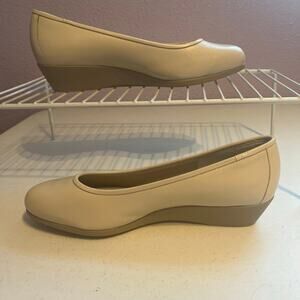 Comfort by Rockport cream colored leather shallow wedges size 9M women’s office